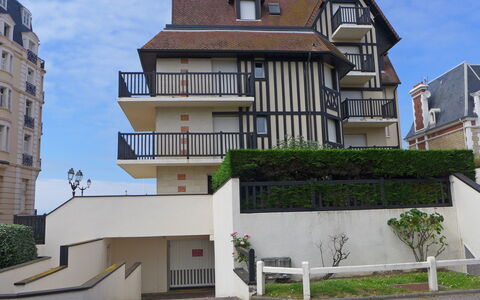 Les Terrasses du Casino: Gebäude, Himmel, Pflanze, Eigentum, Fenster, Wolke, Haus, Urban Design, Wohngebiet, Grundeigentum