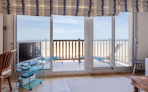 Les Terrasses du Casino: Möbel, Gebäude, Azurblau, Schatten, Holz, Interior Design, Die Architektur, Stuhl, Flooring, Fussboden