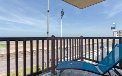 Les Terrasses du Casino: Himmel, Eigentum, Wolke, Wasser, Azurblau, Schatten, Veranda, Holz, Gewässer, Zaun