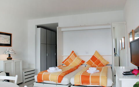 Vista Lago: Möbel, Zimmer, Orange, Schlafzimmer, Weiss, Bett, Eigentum, Interior Design, Wand, Gelb