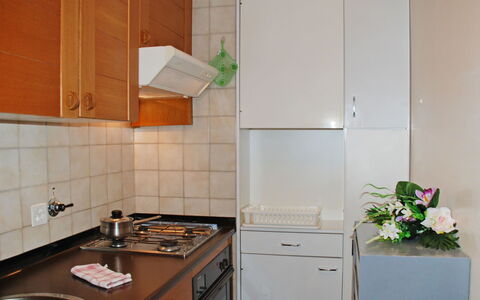 Vista Lago: Zimmer, Eigentum, Küche, Cabinetry, Countertop, Fliese, Möbel, Herd, Major Appliance, Haus