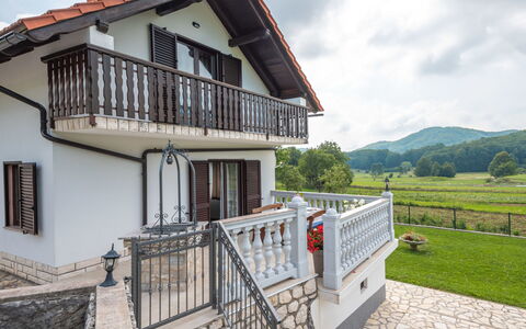 Nada: Wolke, Pflanze, Himmel, Gebäude, Fenster, Holz, Haus, Baum, Treppe, Zaun