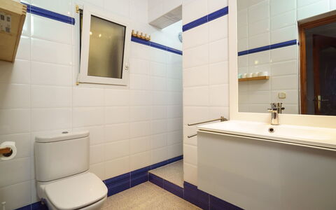 Bellevue: Eigentum, Badezimmer, Gebäude, Lila, Armatur, Interior Design, Fussboden, Spiegel, Wand
