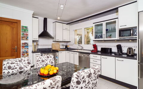Bellevue: Cabinetry, Countertop, Möbel, Eigentum, Herd, Küche, Interior Design, Schublade, Haushaltsgerät