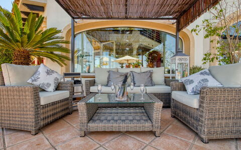 Bellevue: Eigentum, Möbel, Pflanze, Couch, Azurblau, Tabelle, Gartenmöbel, Interior Design, Wohnzimmer, Fussboden