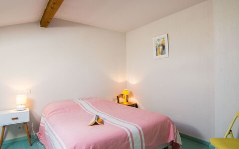 Les Terrasses du Cap: Schlafzimmer, Bett, Zimmer, Möbel, Bettdecke, Eigentum, Wand, Bettrahmen, Bedding, Interior Design