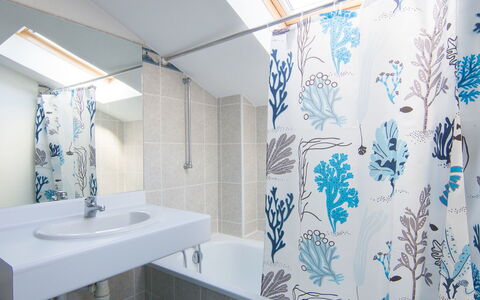 Les Terrasses du Cap: Badezimmer, Zimmer, Eigentum, Fliese, Interior Design, Duschvorhang, Wand, Bad Zubehör, Fussboden, Vorhang