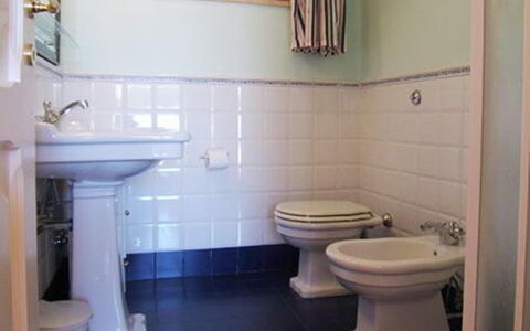 Raggio Di Sole Sull'argentario: Badezimmer, Eigentum, Zimmer, Toilette, Armatur, Toilleten Sitz, Fussboden, Fliese, Lila, Sinken