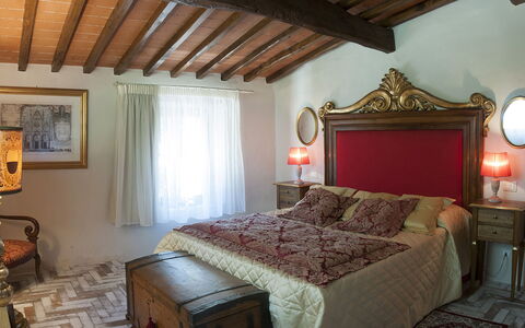 Agriturismo La Pieve: Schlafzimmer, Bett, Zimmer, Möbel, Eigentum, Bettrahmen, Interior Design, Bettdecke, Decke, Bedding