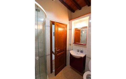 La Casa del Nonno: Zapfhahn, Sinken, Armatur, Gebäude, Spiegel, Tür, Holz, Badezimmer, Toilette