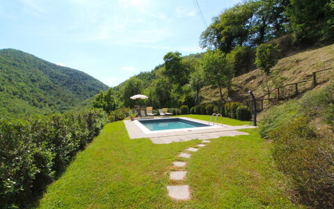 La Casa del Nonno: Himmel, Pflanze, Wolke, Pflanzengemeinschaft, Natürliche Landschaft, Baum, Grundstueck, Gewässer, Schwimmbad, Gras