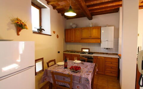 La Casa del Nonno: Zimmer, Eigentum, Gebäude, Möbel, Küche, Haus, Cabinetry, Interior Design, Decke, Countertop