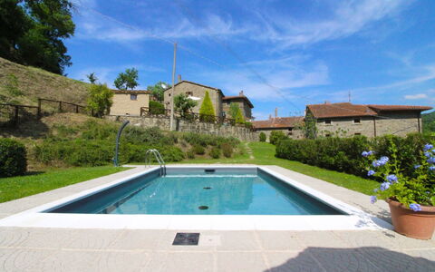 La Casa del Nonno: Wasser, Pflanze, Wolke, Himmel, Eigentum, Gebäude, Blau, Schwimmbad, Baum, Blumentopf