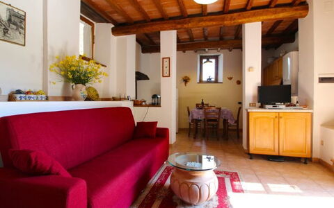 La Casa del Nonno: Zimmer, Eigentum, Gebäude, Möbel, Haus, Interior Design, Wohnzimmer, Decke, Grundeigentum, Tabelle