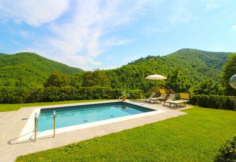 La Casa del Nonno: Wasser, Himmel, Wolke, Pflanze, Grün, Schwimmbad, Azurblau, Natürliche Landschaft, Baum, Gebäude