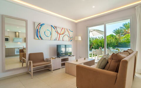 Villa del Lago 4: Möbel, Bilderrahmen, Couch, Pflanze, Komfort, Interior Design, Stuhl, Zimmerpflanze, Fussboden, Wohnzimmer