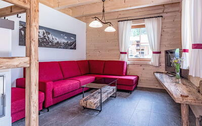 Glockner 100.2: Couch, Möbel, Eigentum, Tabelle, Fenster, Interior Design, Fussboden, Holz, Studio Couch, Wohnzimmer