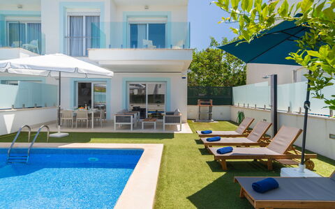 Teresa Beach 2: Blau, Schwimmbad, Resort, Gartenmöbel, Freizeit, Sonnenliege, Villa, Hotel, Ferienort, Balkon