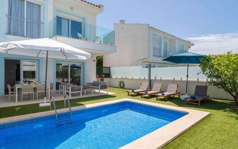 Teresa Beach 2: Blau, Schwimmbad, Resort, Freizeit, Gartenmöbel, Urlaub, Hotel, Ferienort, Regenschirm, Villa
