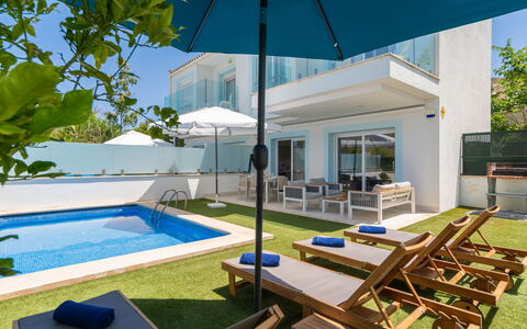 Teresa Beach 2: Blau, Schwimmbad, Freizeit, Resort, Gartenmöbel, Wohnung, Estate, Urlaub, Regenschirm, Stuhl