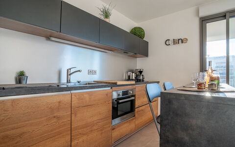 Rive Gauche: Cabinetry, Zapfhahn, Countertop, Spüle, Sinken, Holz, Küche, Interior Design, Fenster, Herd