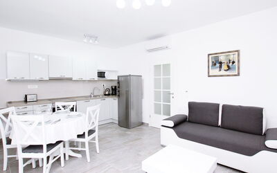 Perišić 155.1: Weiss, Zimmer, Möbel, Eigentum, Interior Design, Wohnzimmer, Fussboden, Tabelle, Gebäude, Kaffetisch