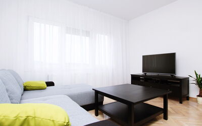 Perišić 155.2: Möbel, Zimmer, Interior Design, Eigentum, Fussboden, Wohnzimmer, Tabelle, Wand, Kaffetisch, Decke