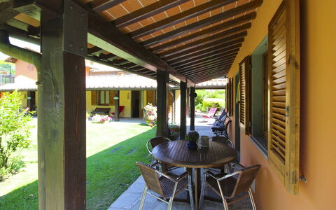 Villa le Balze: Holz, Veranda, Möbel, Schatten, Zuhause, Tür, Outdoor Struktur, Hinterhof, Holzbeize, Blumentopf