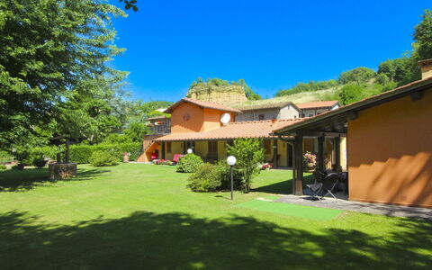 Villa le Balze: Gras, Haus, Wohngebiet, Strauch, Dach, Zuhause, Estate, Landschaft, Grundstueck