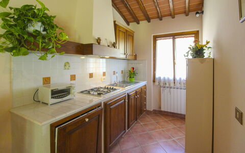 Villa le Balze: Küche, Countertop, Holz, Interior Design, Küchengerät, Flooring, Möbel, Major Appliance, Zimmer, Beleuchtung
