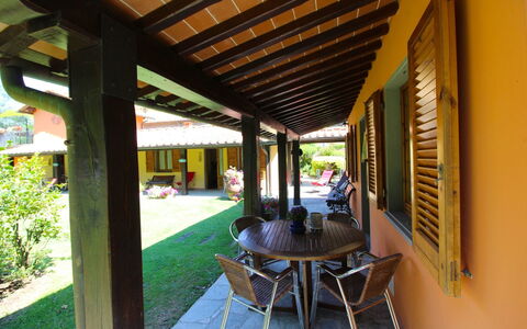 Villa le Balze: Pflanze, Eigentum, Gebäude, Tabelle, Zimmerpflanze, Schatten, Blumentopf, Stuhl, Veranda, Gartenmöbel