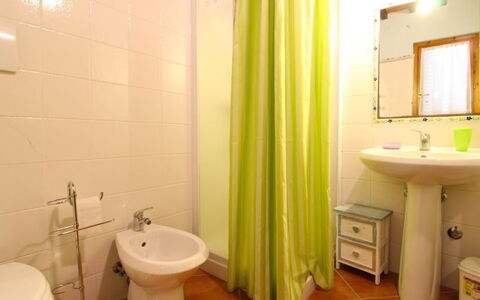 Villa le Balze: Badezimmer, Eigentum, Zimmer, Interior Design, Vorhang, Wand, Toilette, Grundeigentum, Bad Zubehör, Armatur