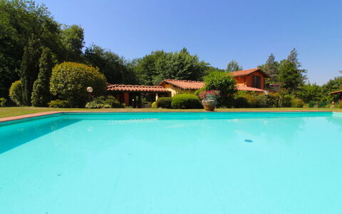 Villa le Balze: Wasser, Himmel, Pflanze, Gebäude, Schwimmbad, Baum, Natur, Schatten, Rechteck, Gewässer