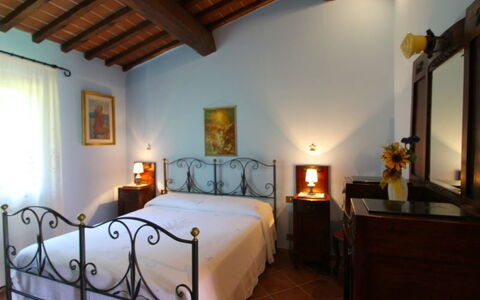 Villa le Balze: Schlafzimmer, Zimmer, Eigentum, Bett, Möbel, Gebäude, Bettdecke, Interior Design, Bettrahmen, Decke