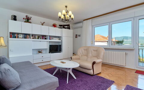 Melita Lara: Möbel, Eigentum, Fenster, Interior Design, Couch, Fussboden, Komfort, Holz, Bilderrahmen