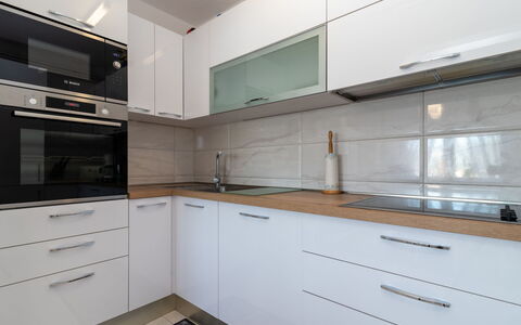 Melita Lara: Cabinetry, Countertop, Gebäude, Küche, Herd, Schublade, Küchengerät, Holz, Flooring, Holzbeize