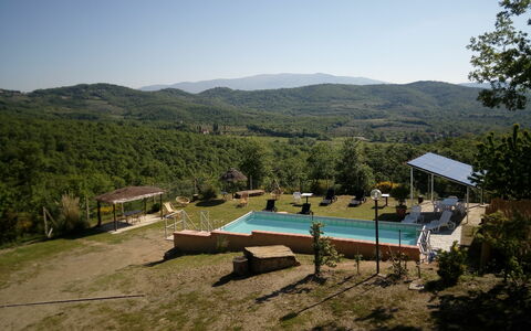 Villa Leo: Eigentum, Schwimmbad, Wildnis, Bergstation, Berg, Naturschutzgebiet, Haus, Baum, Freizeit, Himmel