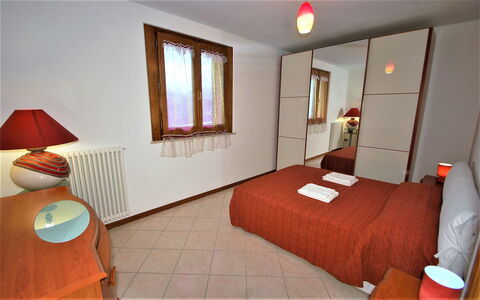 Villa Leo: Zimmer, Schlafzimmer, Bett, Möbel, Eigentum, Gebäude, Interior Design, Bettdecke, Fussboden, Bettrahmen