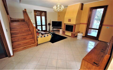 Villa Leo: Zimmer, Fussboden, Eigentum, Hartholz, Holzboden, Gebäude, Flooring, Möbel, Interior Design, Holz