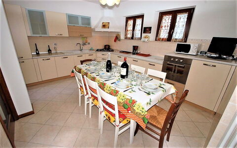Villa Leo: Zimmer, Esszimmer, Eigentum, Möbel, Tabelle, Gebäude, Interior Design, Fussboden, Küche, Grundeigentum