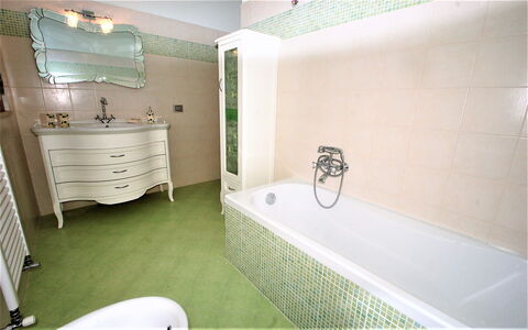 Villa Leo: Badezimmer, Zimmer, Eigentum, Badewanne, Grundeigentum, Interior Design, Fliese, Die Architektur, Haus, Gebäude