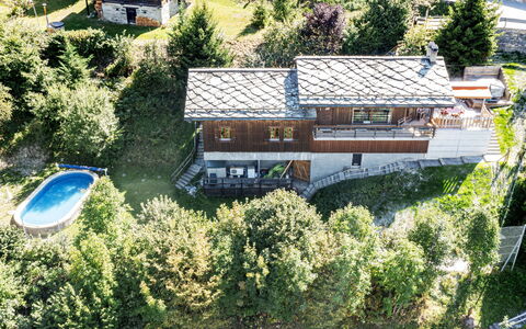 Chalet Mayens: Pflanze, Pflanzengemeinschaft, Gebäude, Fenster, Grundstueck, Vegetation, Baum, Urban Design, Haus, Natürliche Landschaft