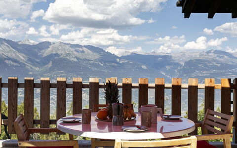 Chalet Mayens: Himmel, Wolke, Tabelle, Möbel, Eigentum, Berg, Stuhl, Licht, Natur, Holz