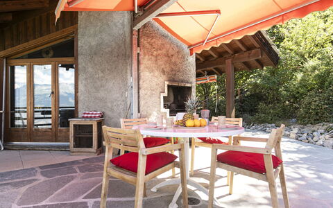 Chalet Mayens: Eigentum, Möbel, Tabelle, Pflanze, Gartenmöbel, Interior Design, Holz, Schatten, Tisch Im Freien, Gebäude