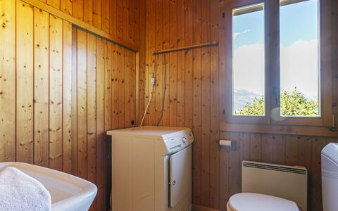 Chalet Mayens: Eigentum, Fenster, Armatur, Holz, Interior Design, Komfort, Fussboden, Badezimmer, Wand, Hartholz