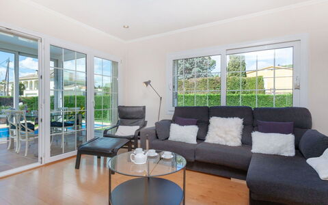 Amsterdam: Eigentum, Zimmer, Wohnzimmer, Möbel, Grundeigentum, Gebäude, Interior Design, Kaffetisch, Haus, Tabelle