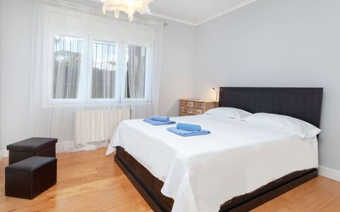 Amsterdam: Schlafzimmer, Möbel, Bett, Zimmer, Eigentum, Bettrahmen, Interior Design, Fussboden, Bettdecke, Matratze