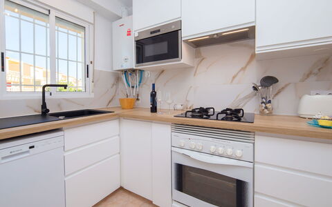 Garduix: Countertop, Cabinetry, Eigentum, Sinken, Fenster, Spüle, Zapfhahn, Herd, Küche, Holz