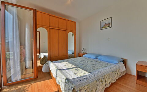 Tanja: Schlafzimmer, Bett, Eigentum, Zimmer, Möbel, Fussboden, Gebäude, Bettrahmen, Bettdecke, Decke