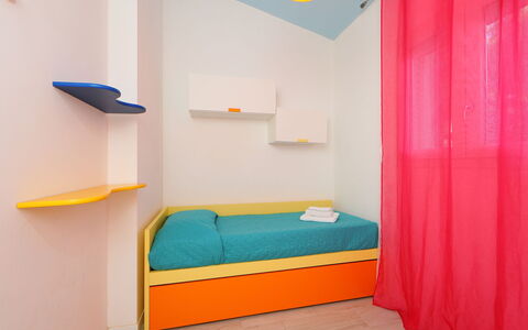 San Pietro Blue: Orange, Möbel, Zimmer, Bett, Interior Design, Gelb, Eigentum, Wand, Schlafzimmer, Türkis